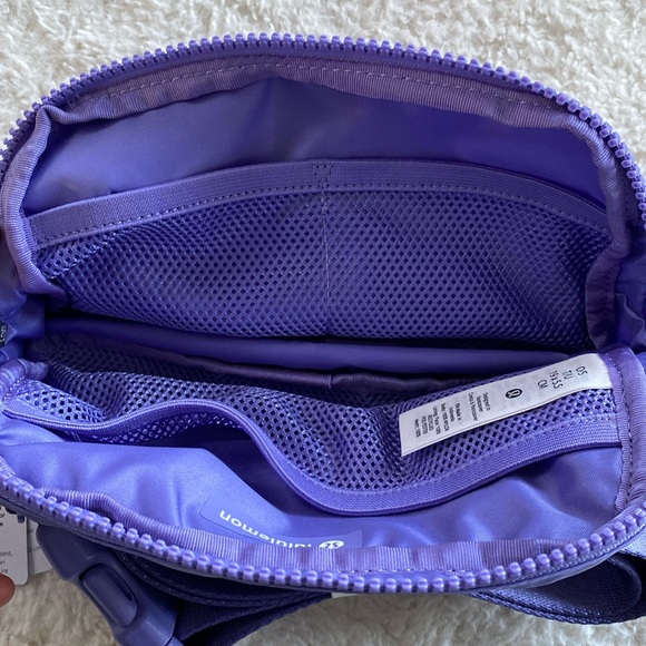 ❤️ Lululemon Everywhere Belt Bag in Dark Lavendar NWT - Picture 9 of 11